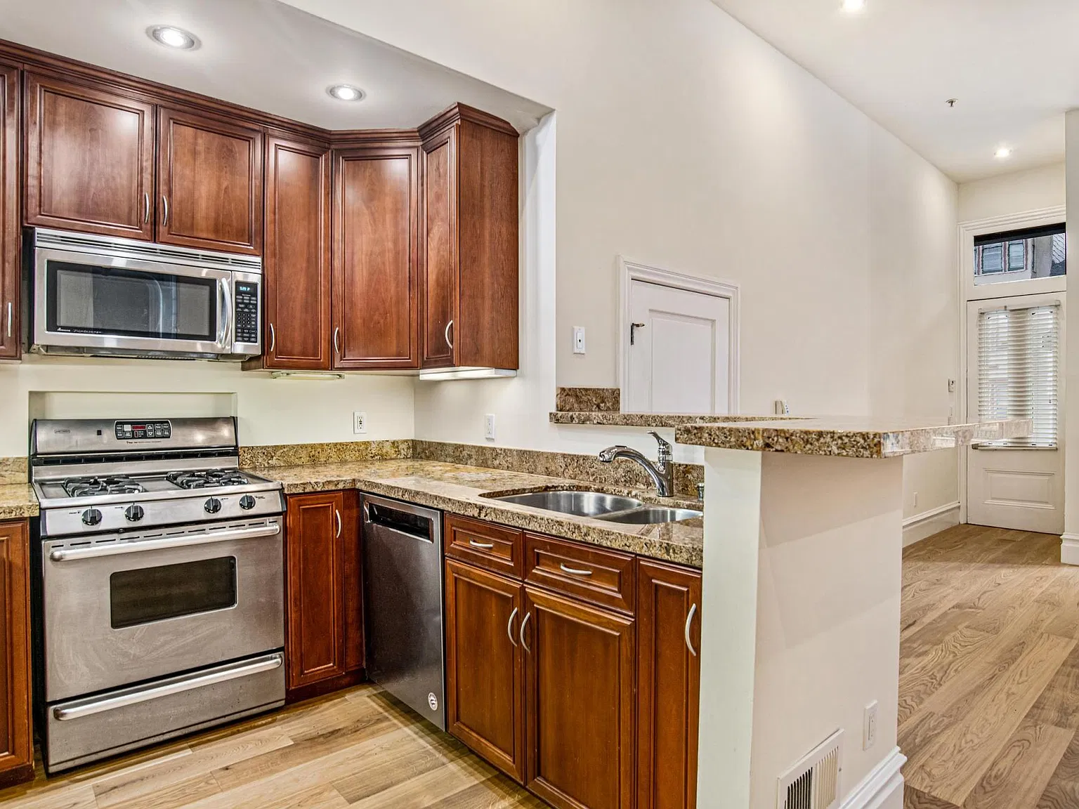 3 bed, 1400 sqft, $9,500 — Photo 1