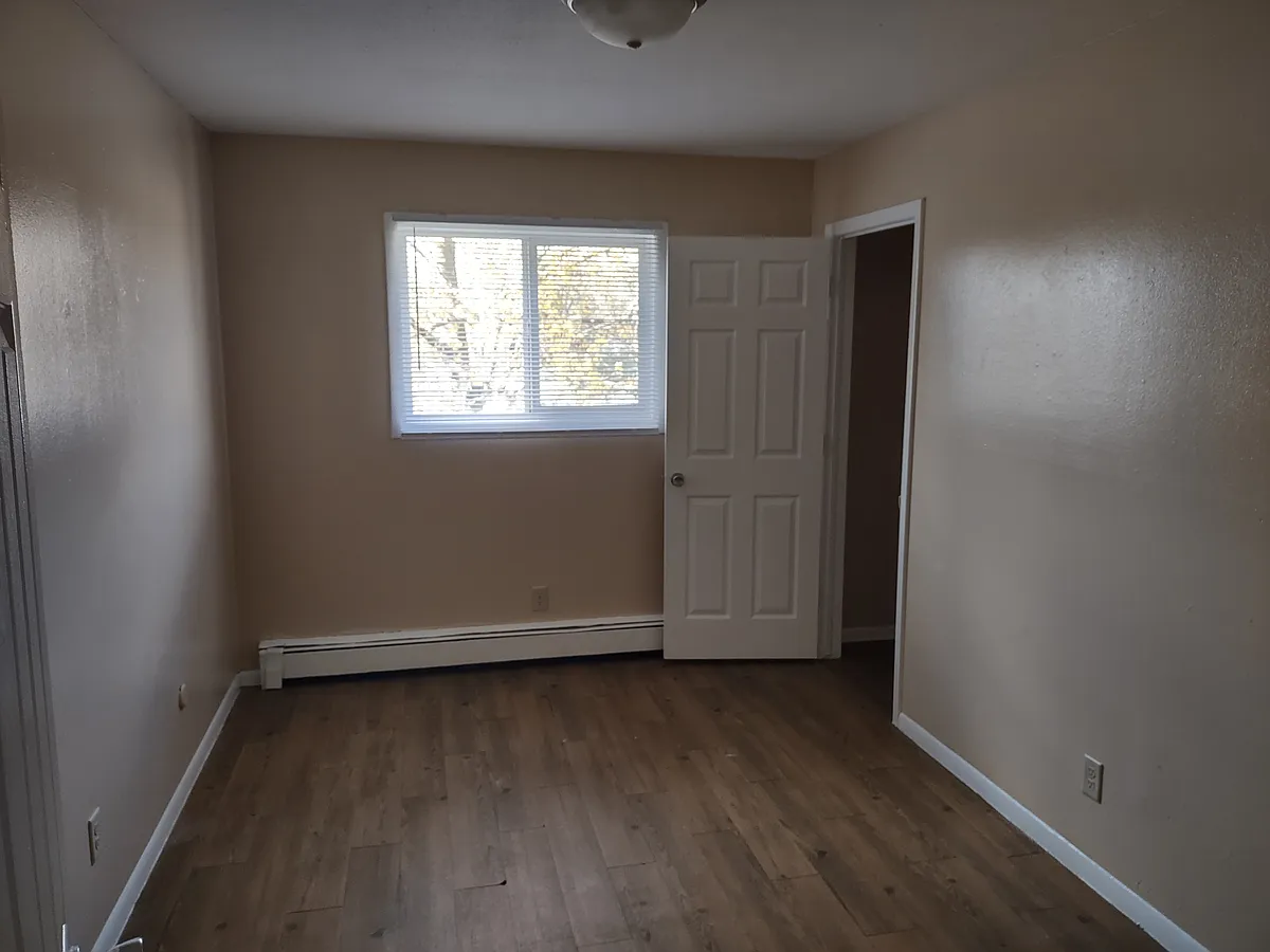 Building Photo - 1034 Suburban Ave E #203