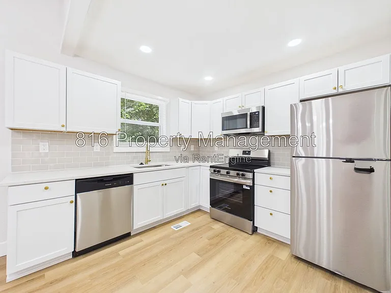 9524 Manning Ave — Photo 7