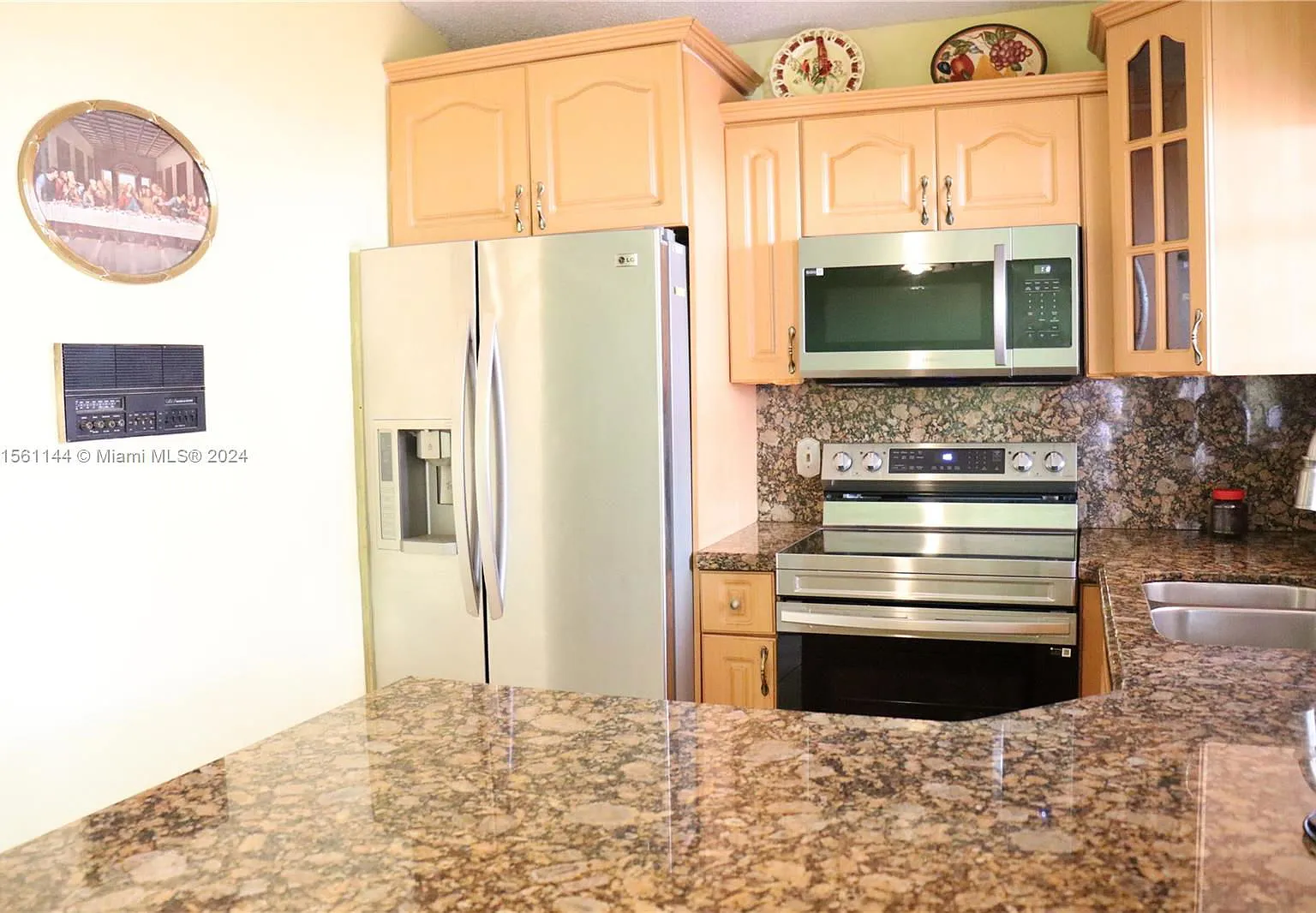 3 bed, 2.0 bath, 1400 sqft, $3,500 — Photo 4