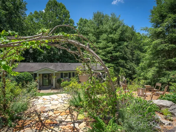 708 Dawnwood Ln, Hendersonville, NC 28791