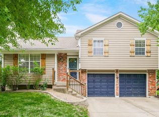 420 SE Topaz Dr, Lees Summit, MO 64063