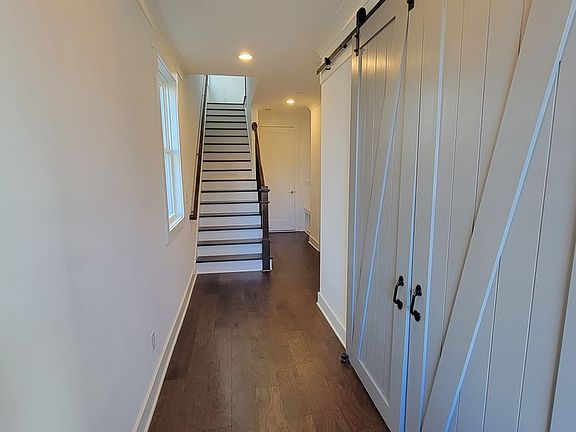 3rd image of 425 Chandler Ln