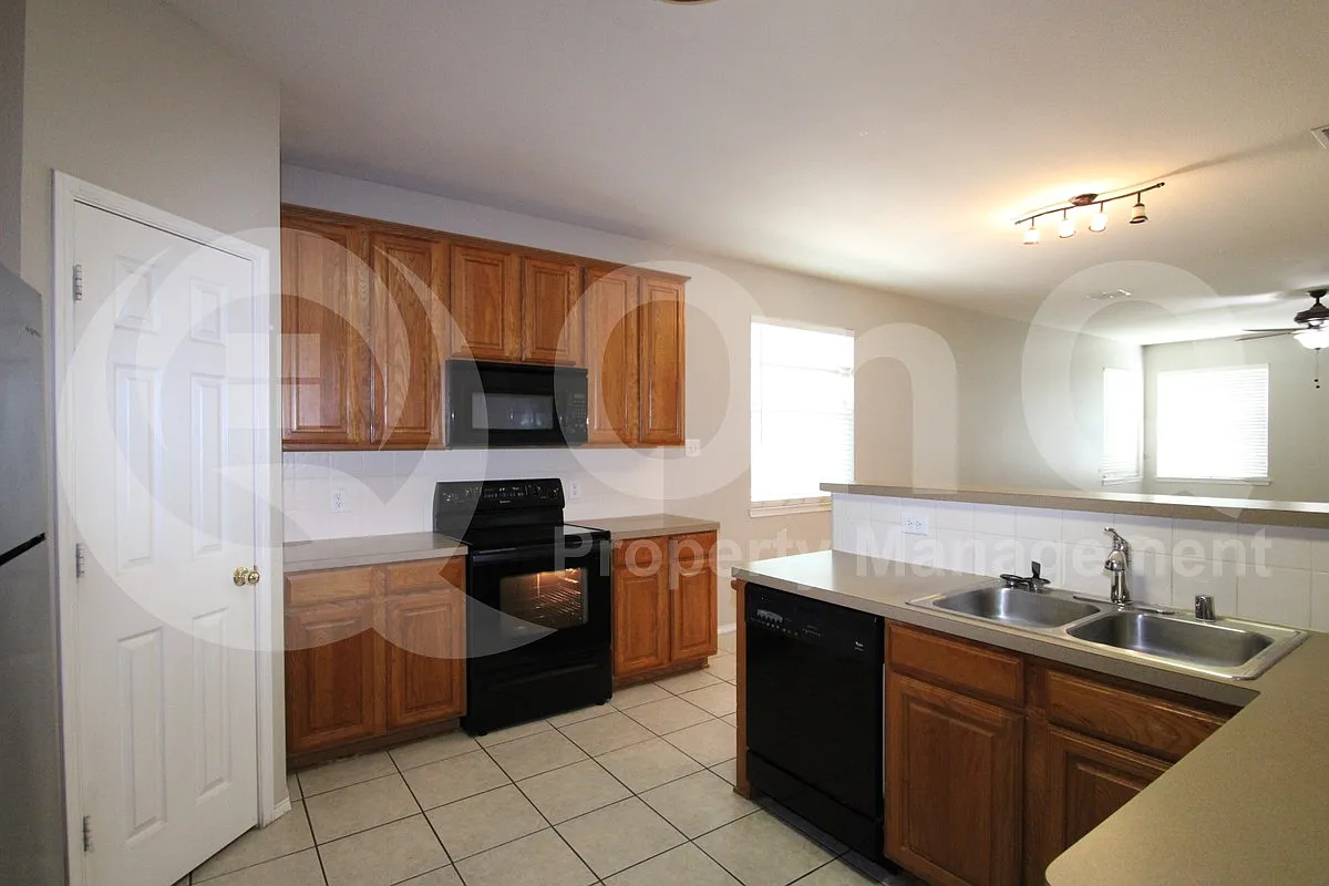 3 bed, 2.0 bath, 2186 sqft, $2,350 — Photo 4
