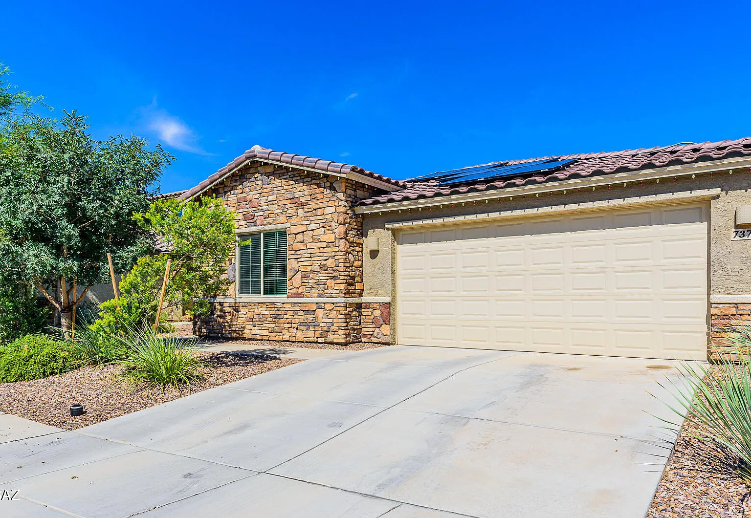 3 bed, 2.0 bath, 1879 sqft, $2,200 — Photo 2