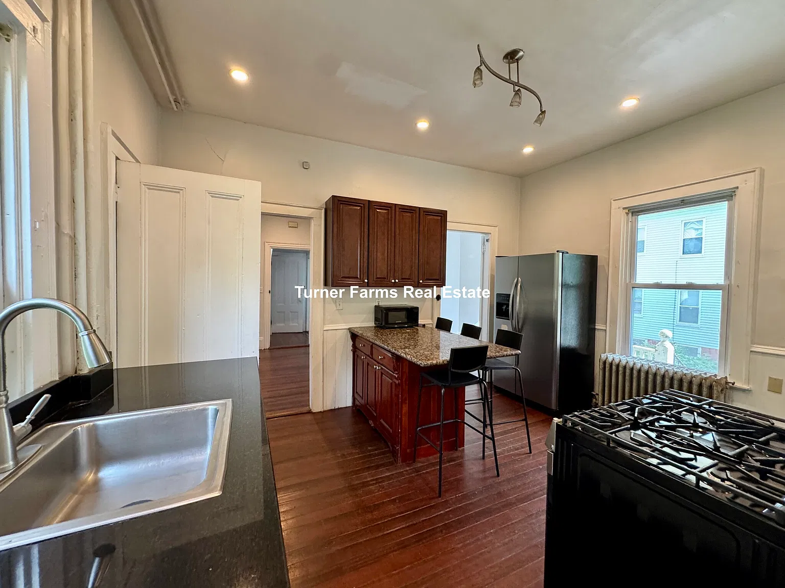 5 bed, 9999 sqft, $5,700 — Photo 3