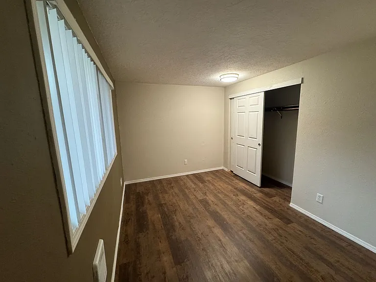 144 SW Lee St — Photo 17