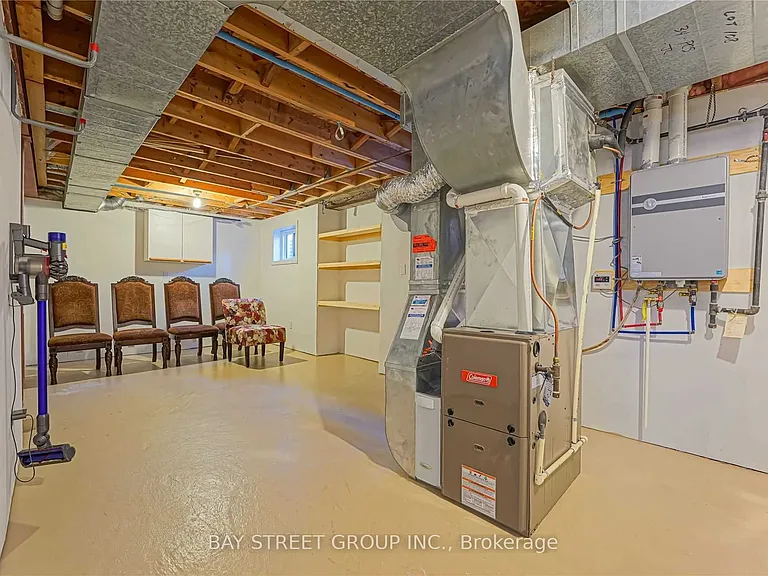 1480 Princeton Cres — Photo 30