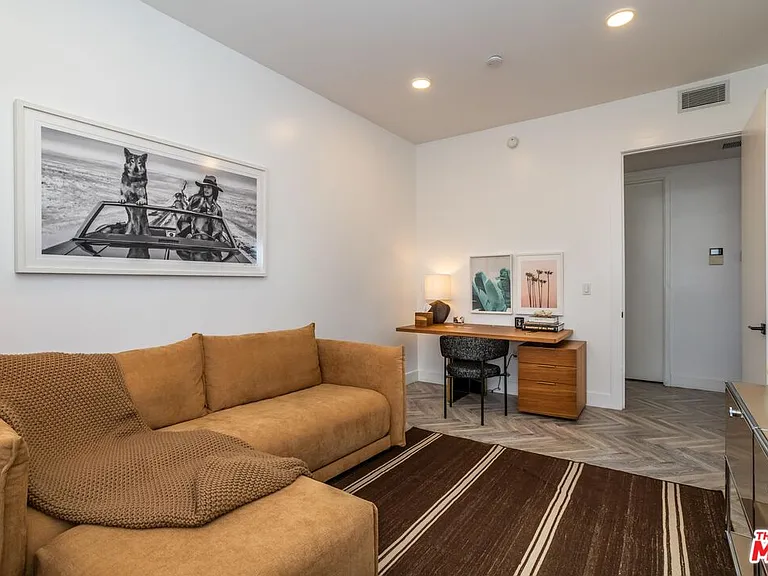 137 N Doheny Dr #4 — Photo 37