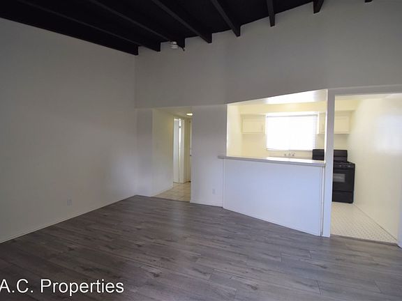 3rd image of 5939 Cedros Ave #17317708