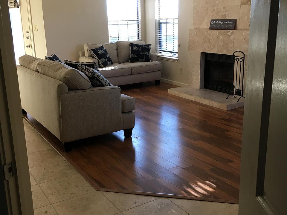 LR (furn not incl), balcony door at back