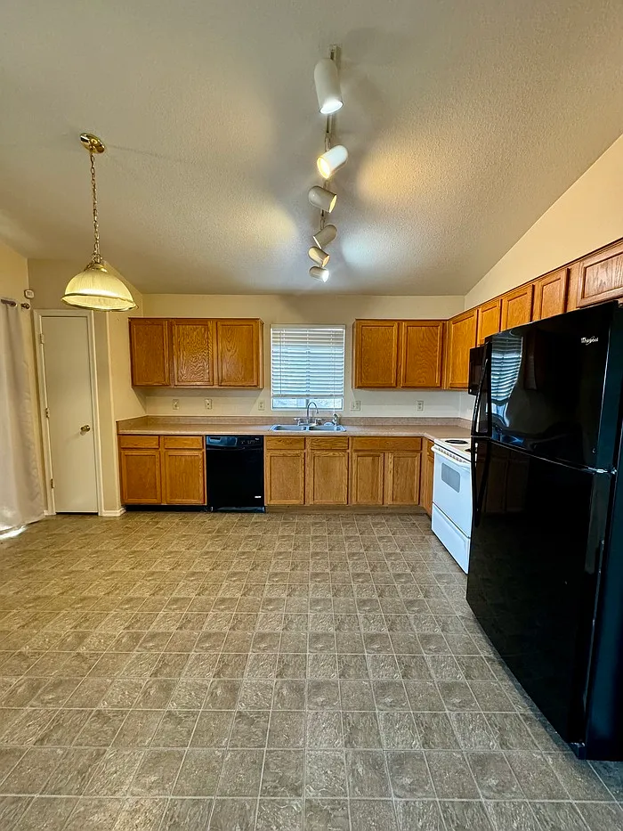 4 bed, 2.0 bath, 1642 sqft, $1,750 — Photo 4