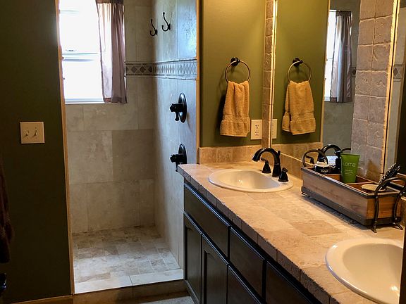 Master bath w/walk in shower