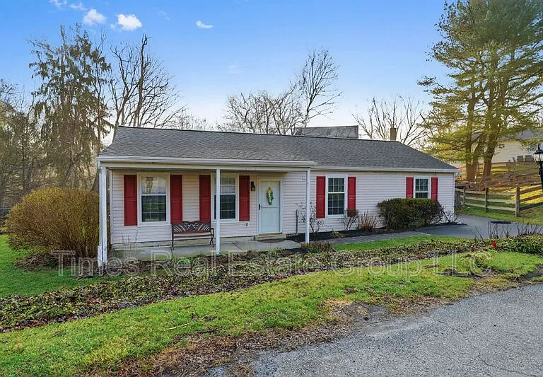136 Brookfield Ct — Photo 1