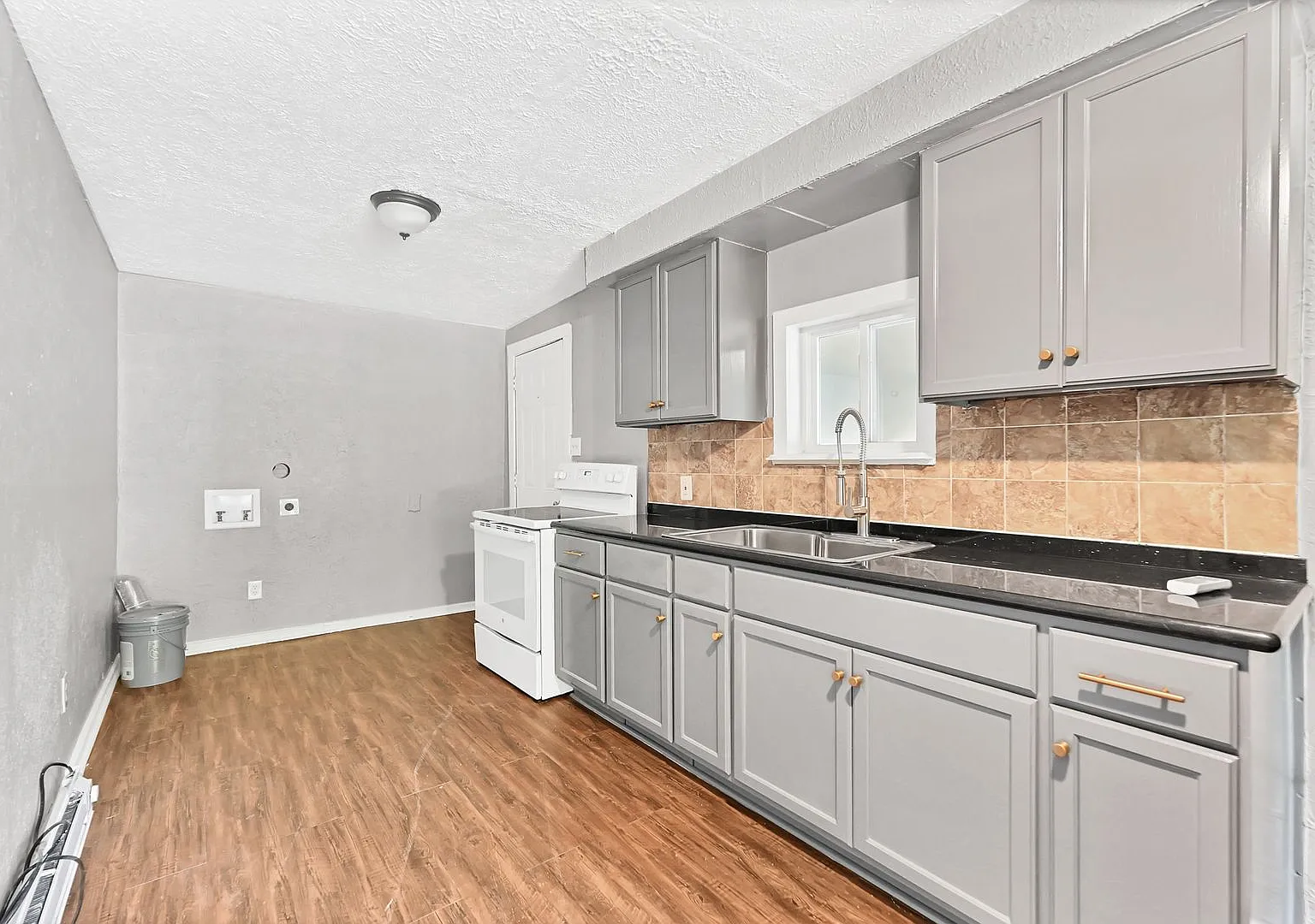 Asap Move In! Newley remodeled 2 bedroom — Photo 2