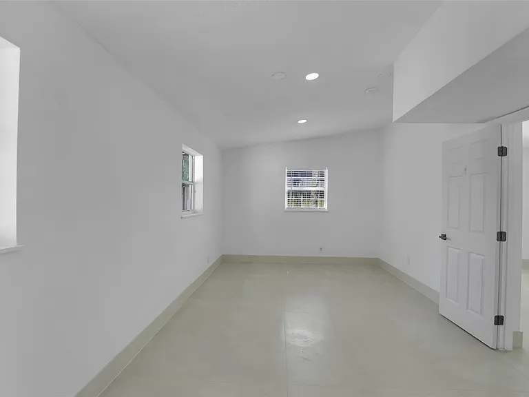 812 NE 4th Ave — Photo 10