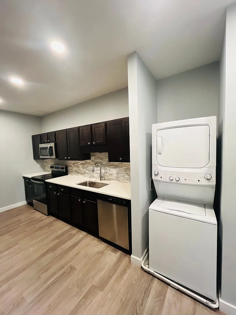 Bright & Spacious 3-Bedroom Apartment with In-Unit Washer/Dryer | Heat & Hot Water Included | Nea... — Photo 3