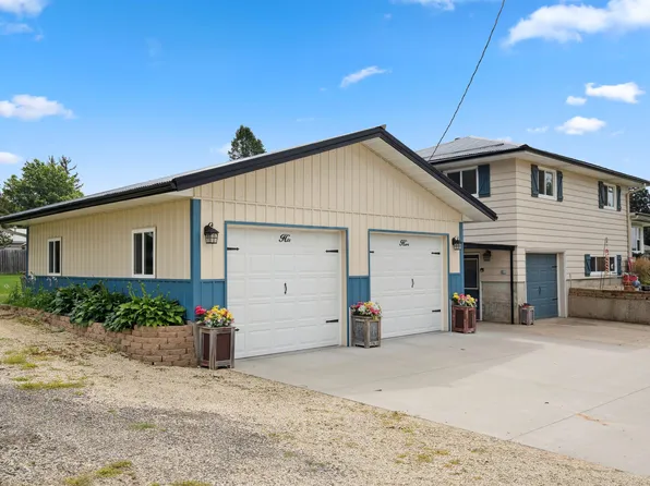 717 4th St SE, Dyersville, IA 52040