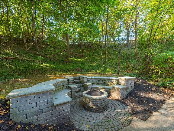 4th image of 394 Riverdale Dr