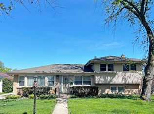 233 Crescent Dr, Glenview, IL 60025
