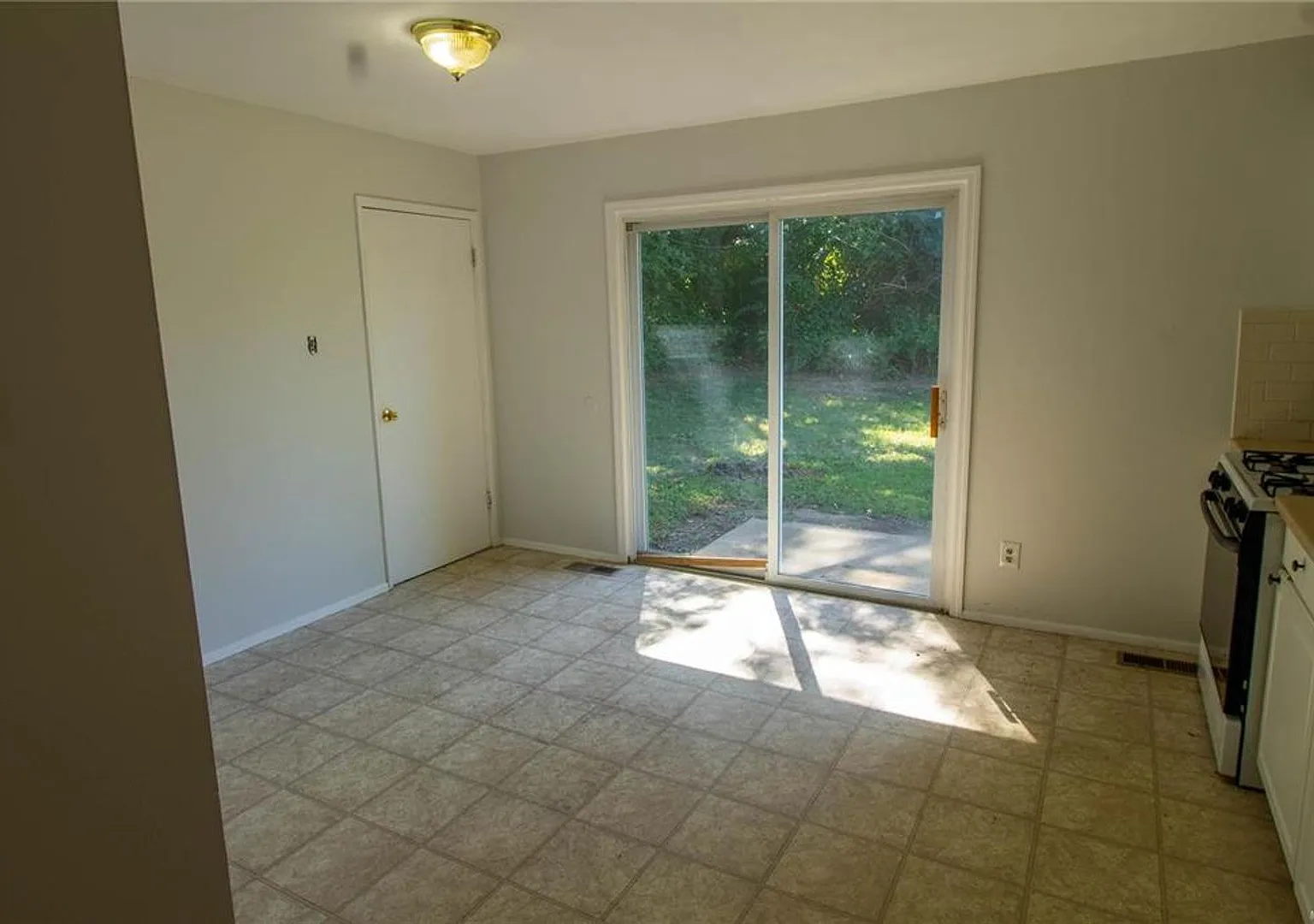 Spacious 3 bedroom 1.5 bath ranch — Photo 3
