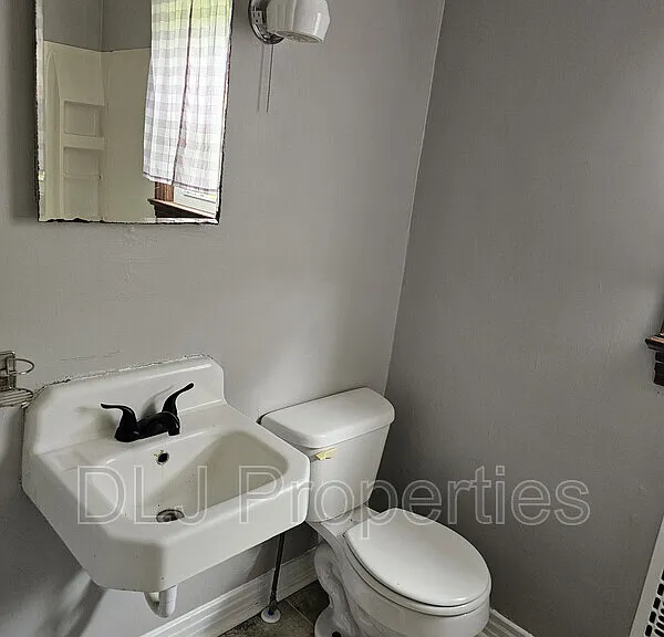 816 Andrew Johnson Hwy — Photo 11