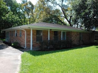 202 Woodlawn Dr, Friendswood, TX 77546