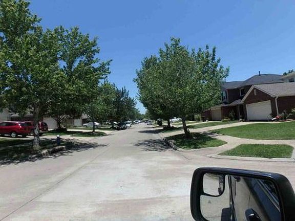 Exterior Neighborhood (street photo)