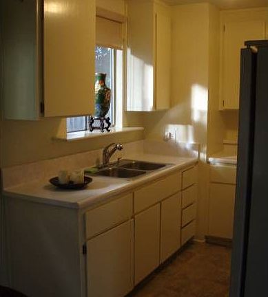 kITCHEN AND KITCHENETTE