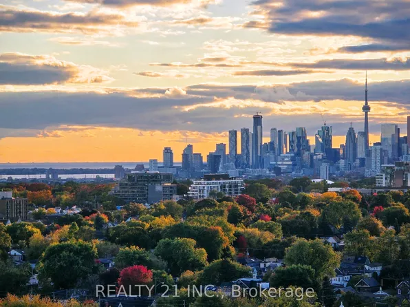 5 Massey Sq #2103, Toronto, ON M4C 5L6