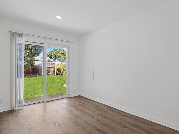 3rd image of 10821 Ashby Ave