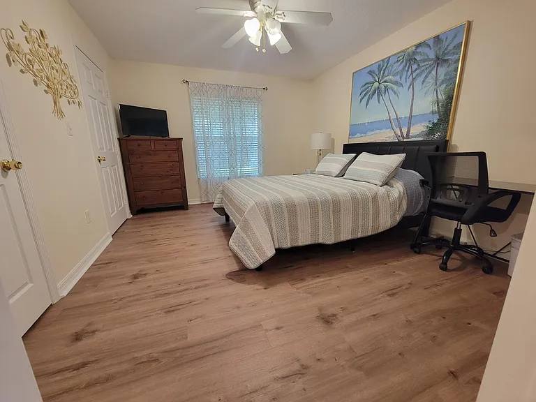 Bedroom 3 (Queen Bed)