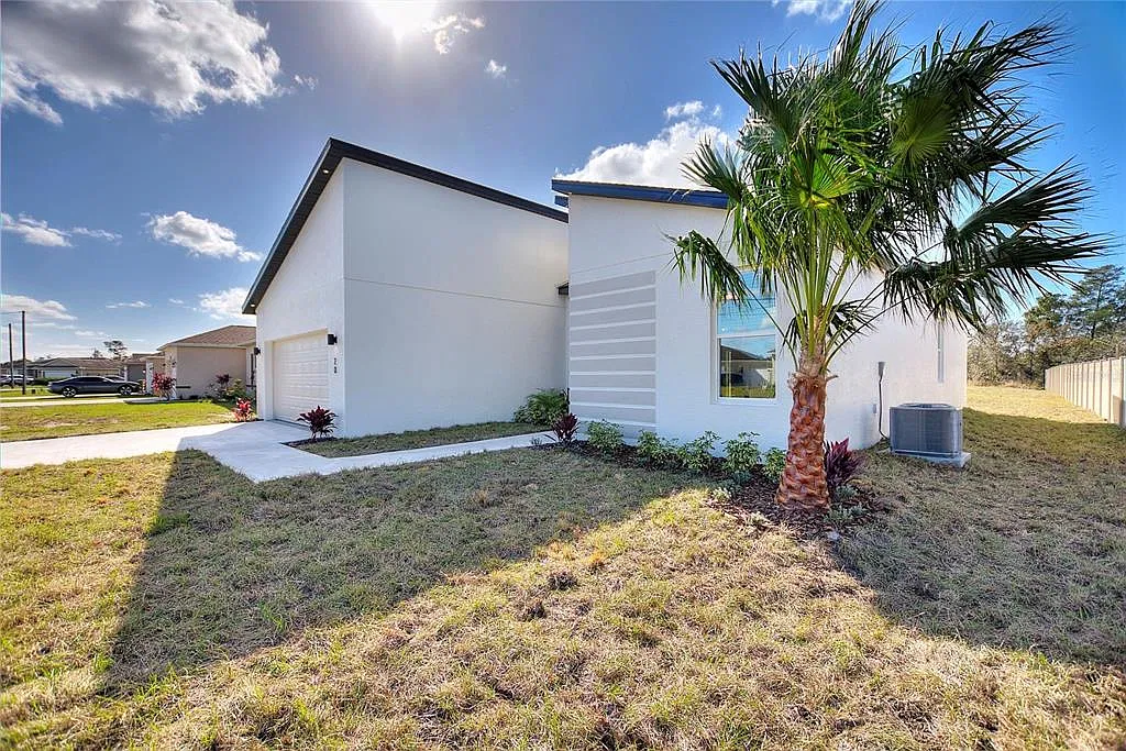 4 bed, 2.0 bath, 1670 sqft, $1,895 — Photo 3