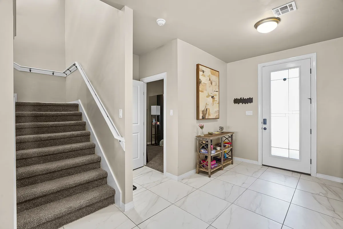 Building Photo - 560 Logwood Ave #5