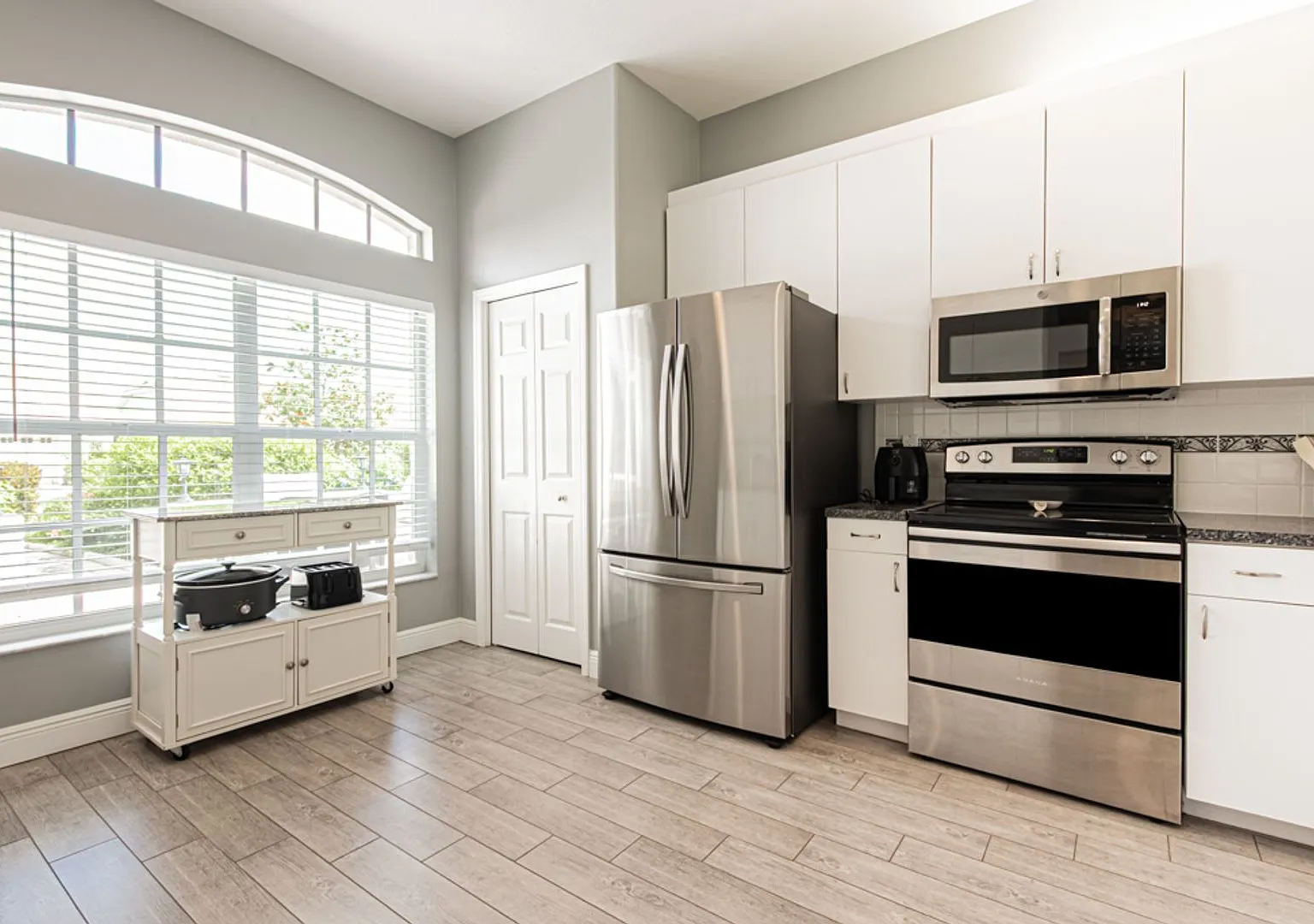 Beautiful 2-Bed Home, Dog Friendly & Resort-Style Amenities Available for Annual Rental! — Photo 4
