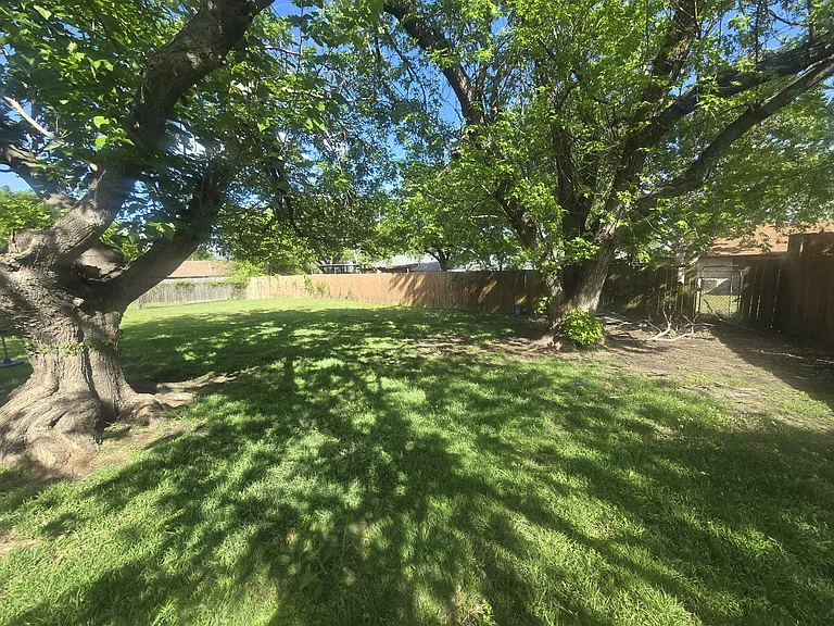 422 Woodmere Dr — Photo 17