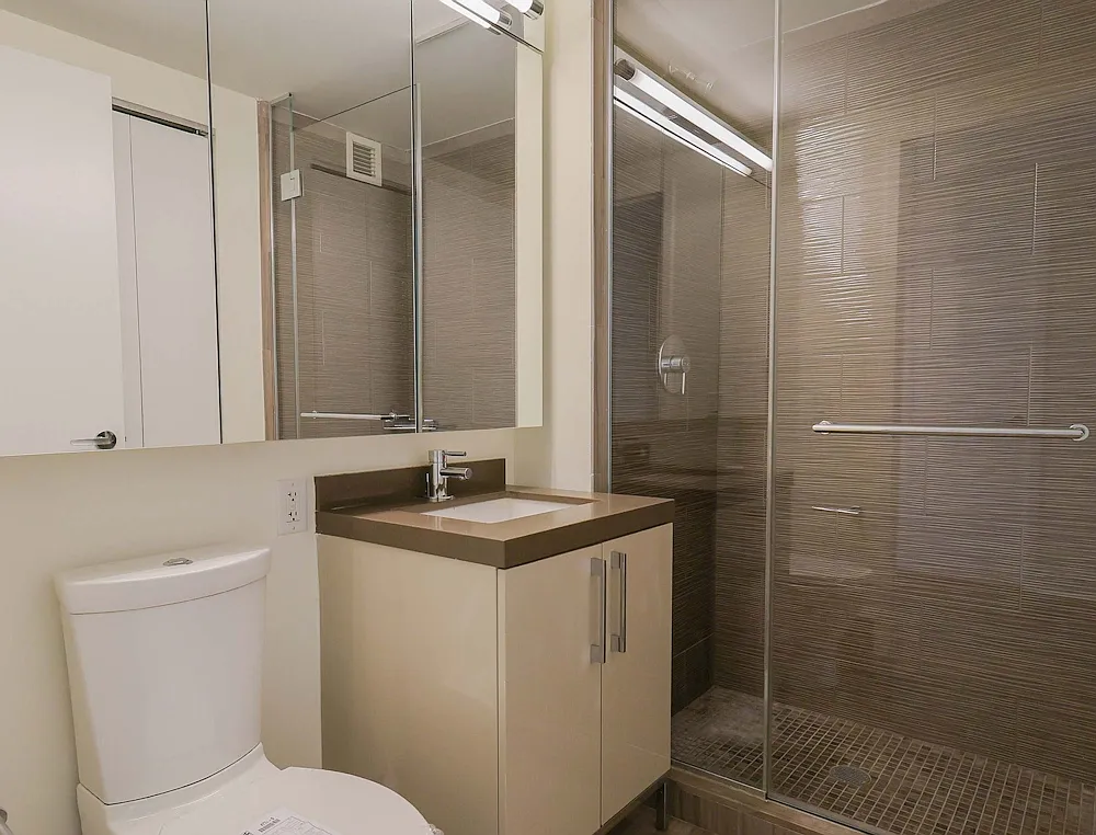 450 West 42nd Street — Photo 4