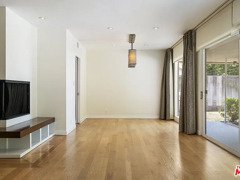 6225 S Corning Ave — Photo 7