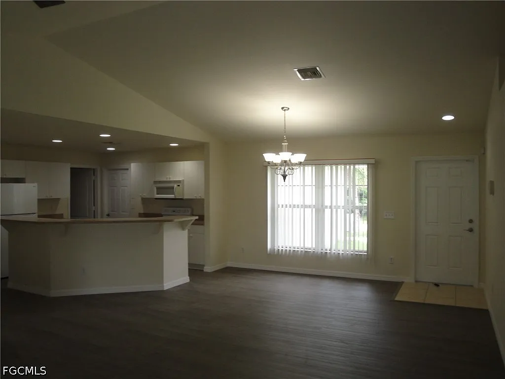 3 bed, 2.0 bath, 1408 sqft, $1,700 — Photo 3