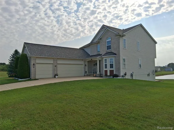 415 Lake Laura Dr, Pontiac, MI 48341
