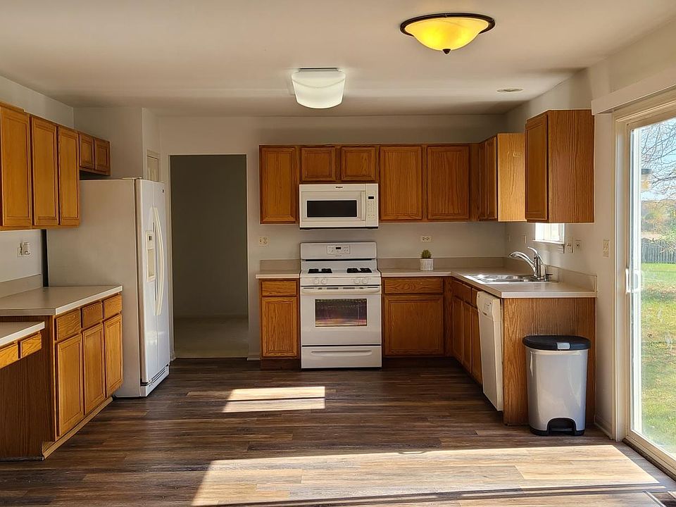 Large Kitchen/Breakfast Area