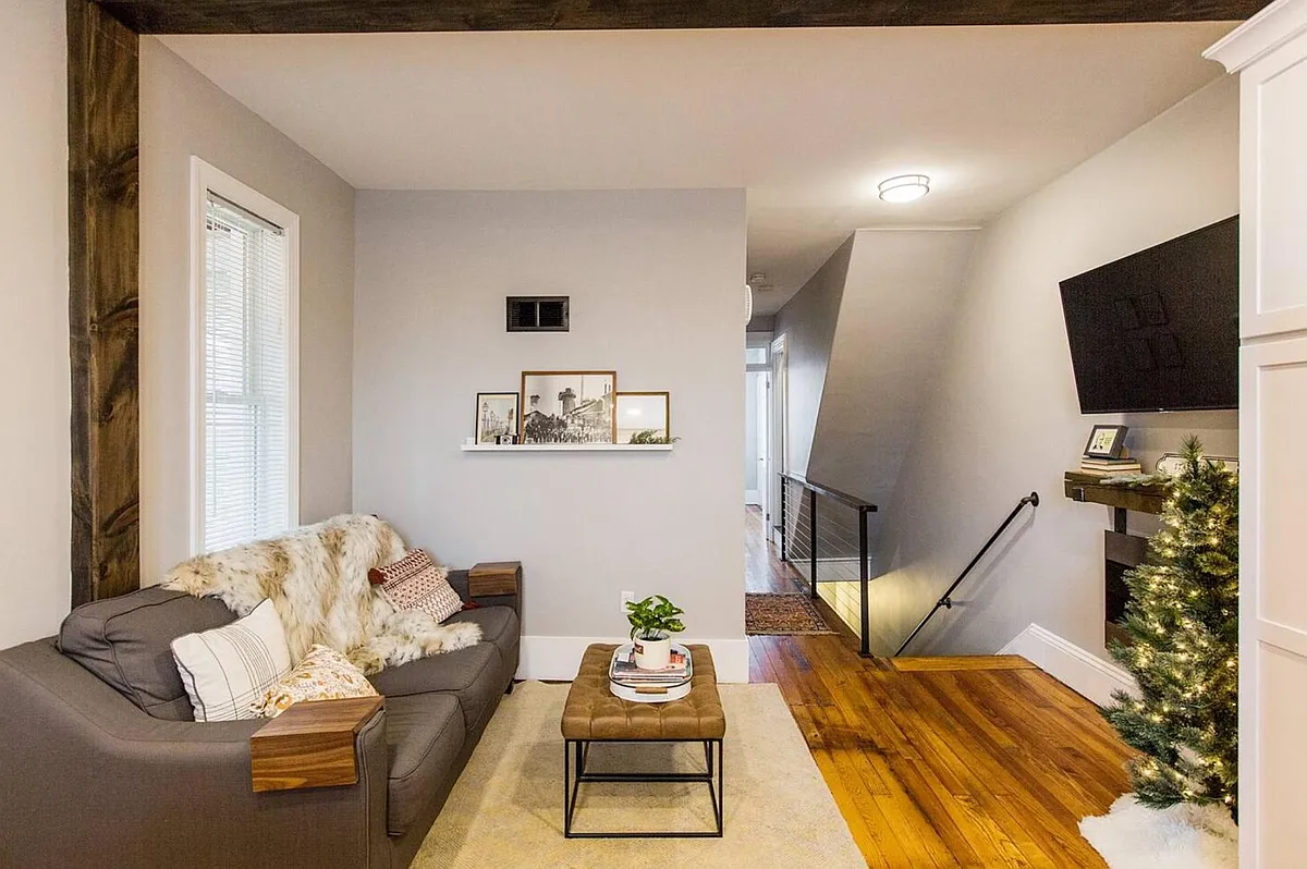 Unit Photo - 329 E New St #2