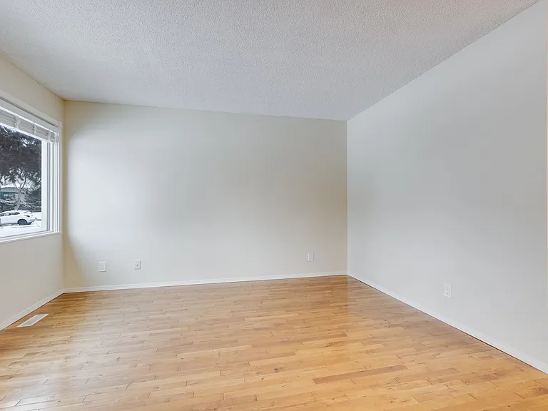 63 Woodglen Close SW — Photo 9
