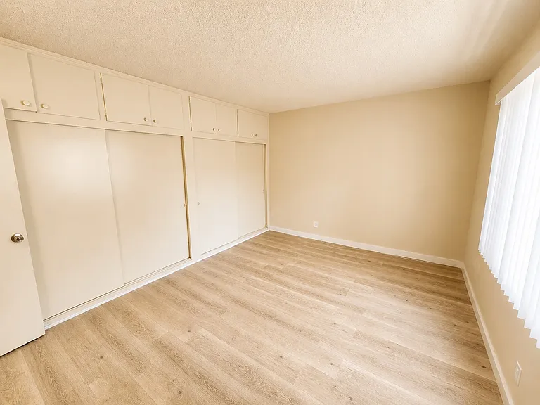 2119 N Beachwood Dr #4 — Photo 5