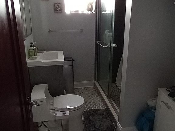 5th image of 2250 W Farragut Ave