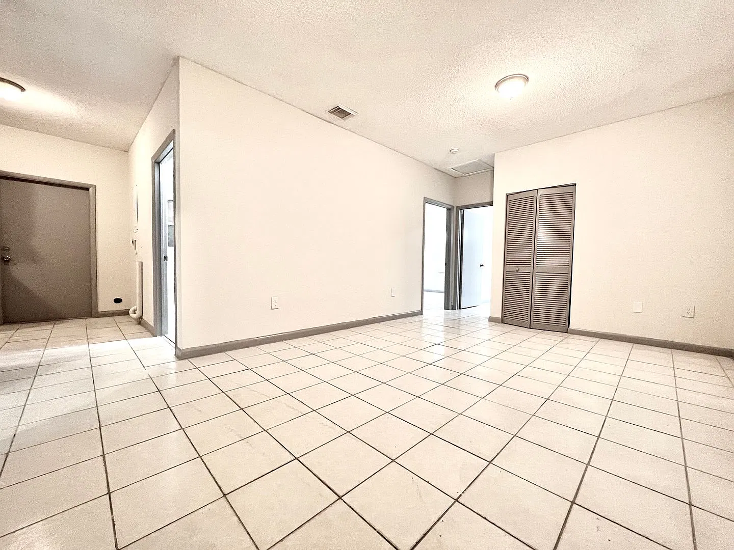 3 Bedroom Private Home — Photo 2