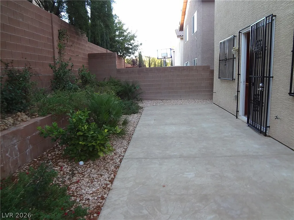 4 bed, 3.0 bath, 2022 sqft, $2,050 — Photo 3
