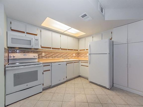 2nd image of 2055 NE Collins Cir #6-1