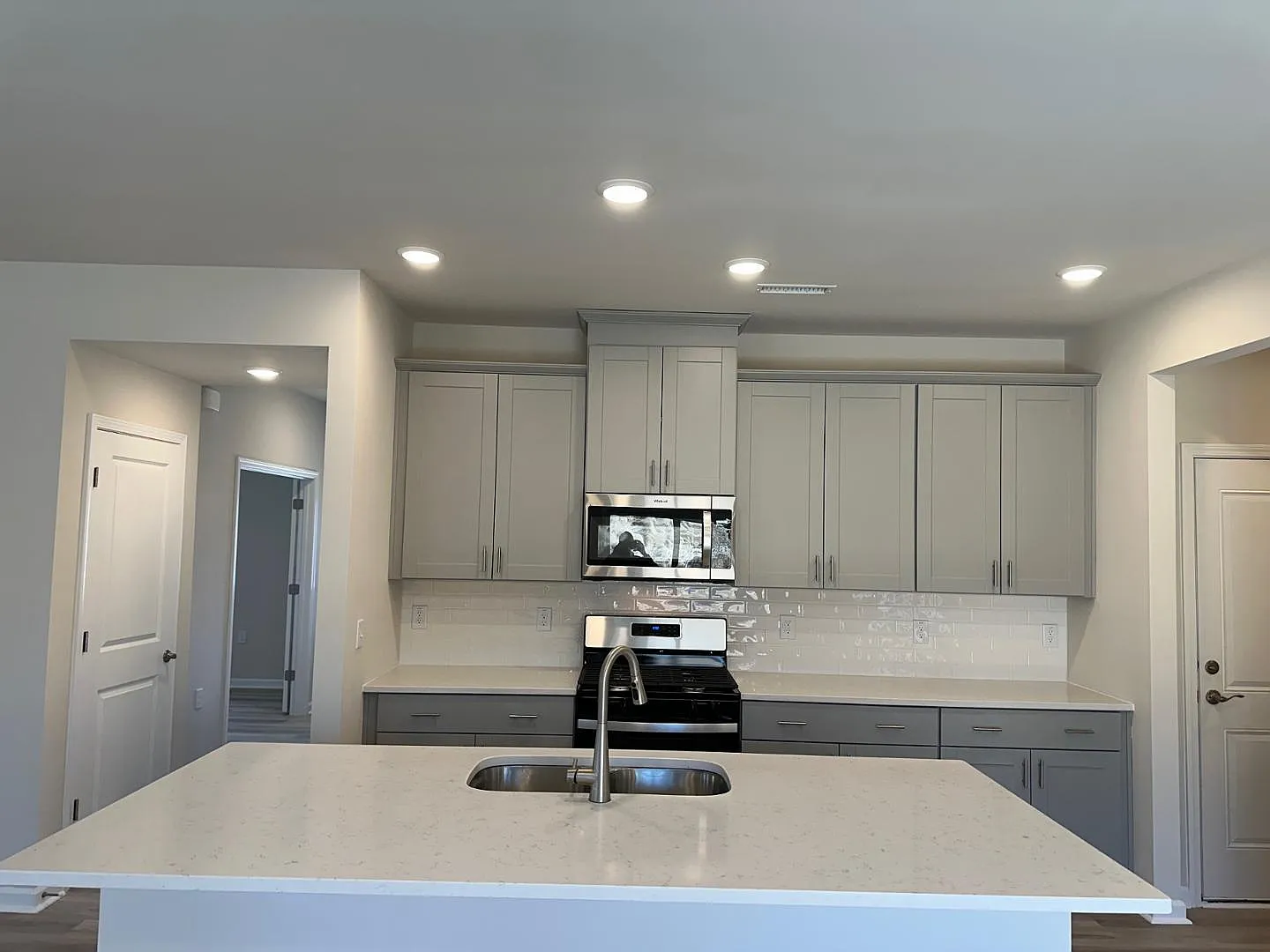 4 bed, 2.5 bath, 2368 sqft, $2,399 — Photo 3