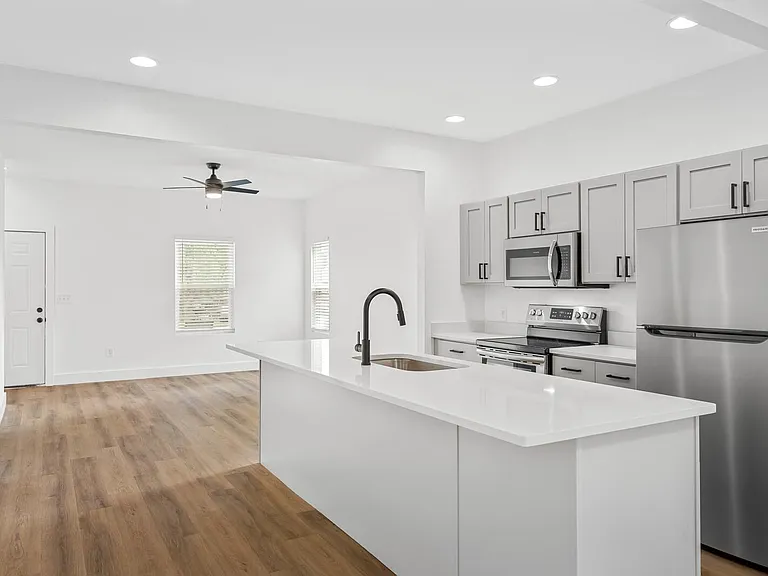 530 Raymond St — Photo 3